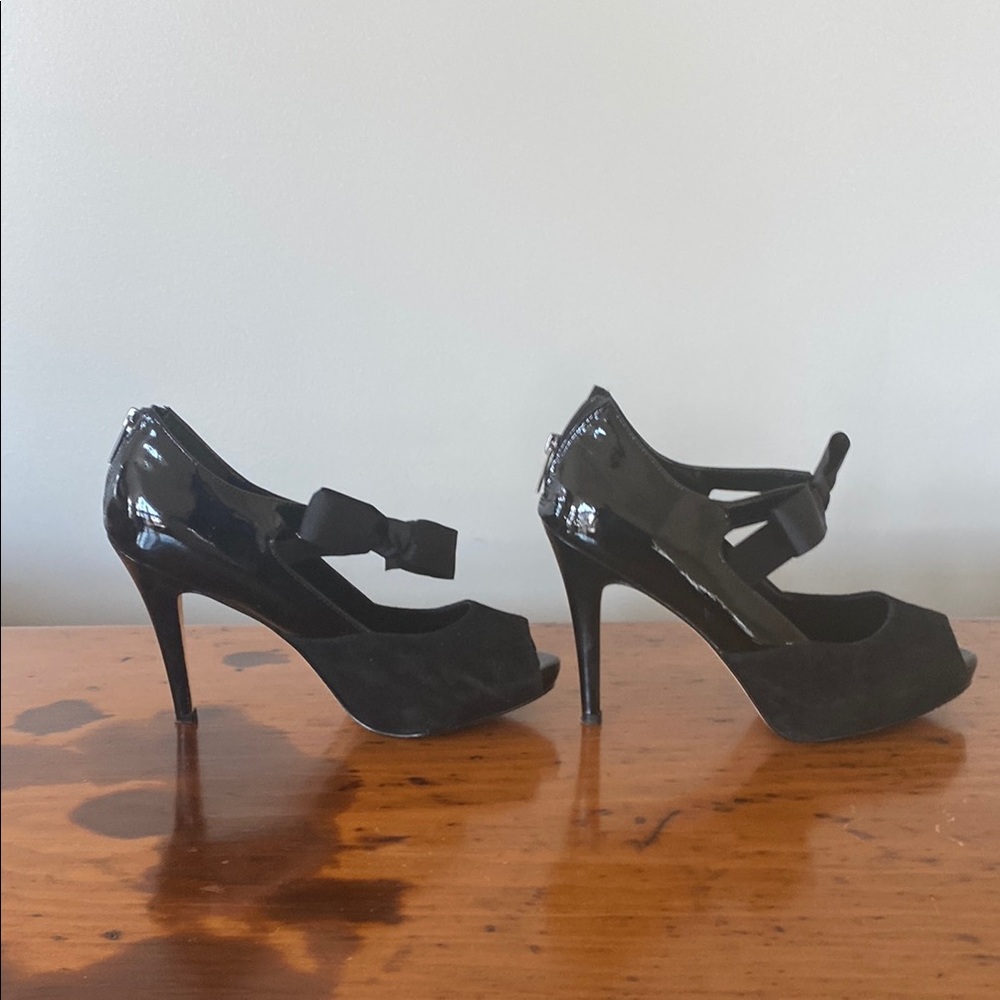 White House Black Market Black Bow Peep-Toe Heels size 6M back zipper platform